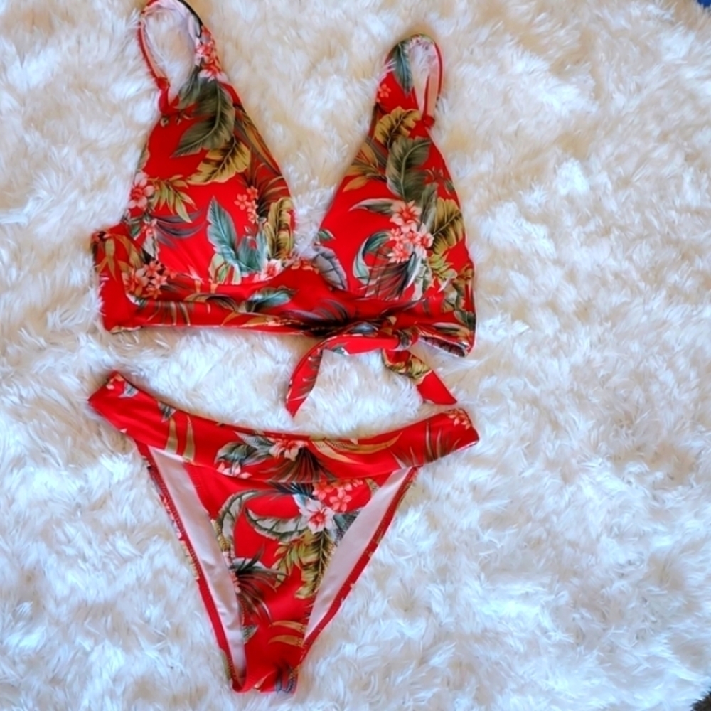 SHADE & Shore Hawaiian bikini set, bottoms size s, top size 36B